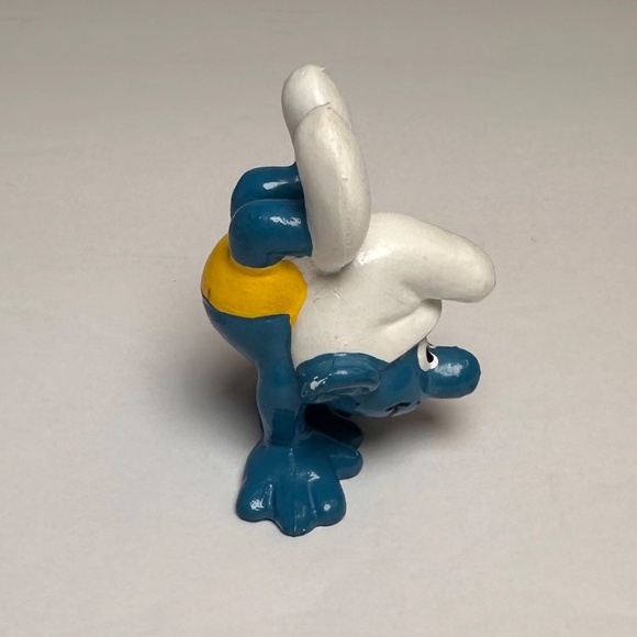 Vintage Handstand Smurf Figurine – Bully W. Germany – © Peyo - Picture 2 of 7